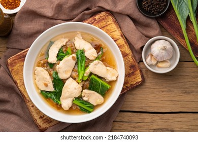 Thai Chicken and Gravy Noodles,Flat rice noodles with chicken breast and vegetables in thick Thai gravy sauce (Rad-Na gai)