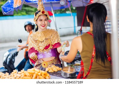 The Thai Dancing In The Thai Dance Is Paying Cash To Buy From The Merchants.