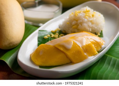 Thai dessert mango and sweet sticky rice.