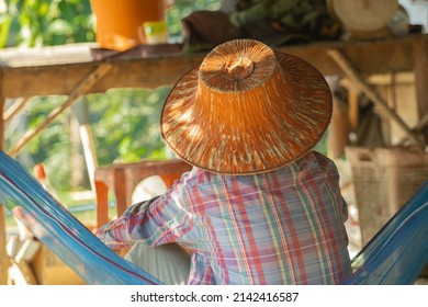 Thai farmers wear hats made of leaves from to prevent heat from sunlight It is a material that does not harm the environment.