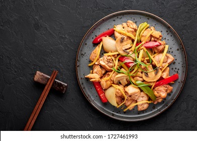 Thai Ginger Chicken Or Gai Pad King In Dark Plate At Black Slate Backdrop. Gai Pad King Is Thailand Cuisine Dish With Chicken Meat, Ginger Strips, Onion, Capsicum And Sauces. Thai Food. Copy Space