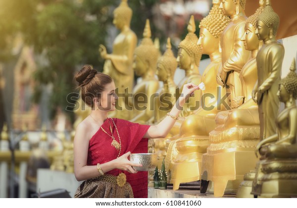 ソンクラン祭りの間 タイの女の子とラオスの女の子が水を跳ねる 大人の水汲み ソンクラン祭りの仏像水の儀式 タイの伝統 の写真素材 今すぐ編集