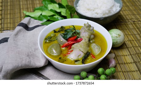 Thai Green Curry Chicken. Authentic Thai style curry in bowl with vegetables on decorative bamboo background. Delicious Thai food, yummy curry. Asian food. Kaeng Gaeng Kiew Wan Gai แกงเขียวหวานไก่