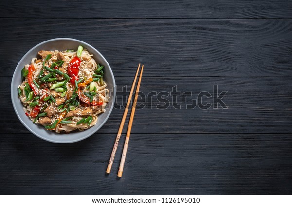 黒い木の背景に中国の箸とコピー用スペースにタイの麺と鶏ガラ の写真素材 今すぐ編集
