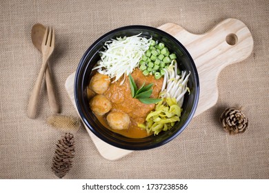 Nouilles de riz thaïlandais à la sauce au curry de poisson avec ingradient sur le boucher en bois