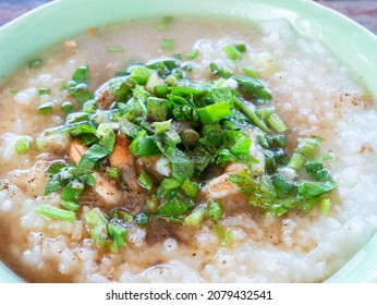 Thai Reissuppe, Khao-Toms, mit Konditionen und Garnelen. Khao tom ist ein klassisches thailändisches Frühstück und besteht aus einem klaren Brot mit gekochtem Reis, verschiedenen Konditionen und einigen Proteinquellen.