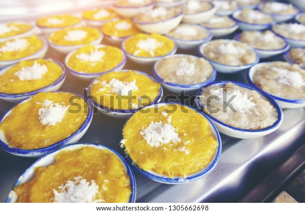 Thai Sussigkeiten Von Kokosmilch Custard Genannt Stockfoto Jetzt Bearbeiten