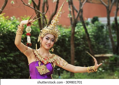 Thai Women In National Costume : Thai Dance