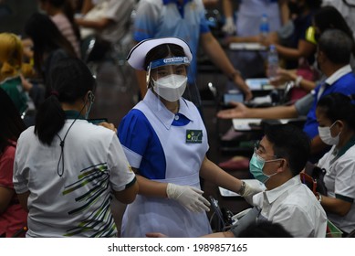 THAILAND - June 12, 2021 Nursing Students Checking Vital Signs To Those Waiting To Receive The COVID-19 Vaccination At Kasetsart University, Bang Khen, Bangkok.