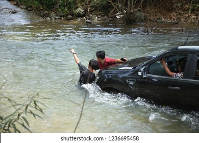 Thailand / Nakhon Nayok Waterfalls : May 2, 2018.
People Are Stuck In A Car That Is Flowing Water. Damaged Car In The River.