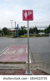 ์Nan, Thailand. November 15, 2020: A Sign For A Woman's Parking Spot Can Be Found At The Gas Station.