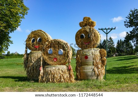 Thanksgiving figures of straw bales