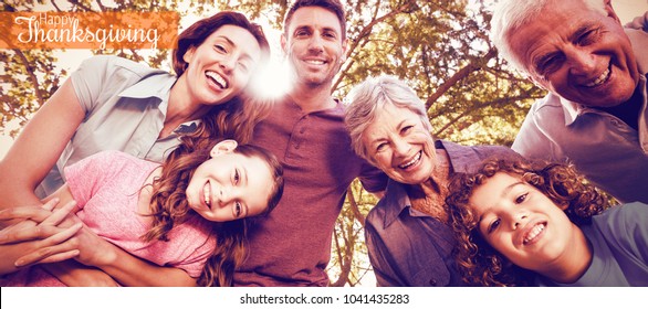 Thanksgiving-Grußtext gegen glückliche Familie lächeln im Park