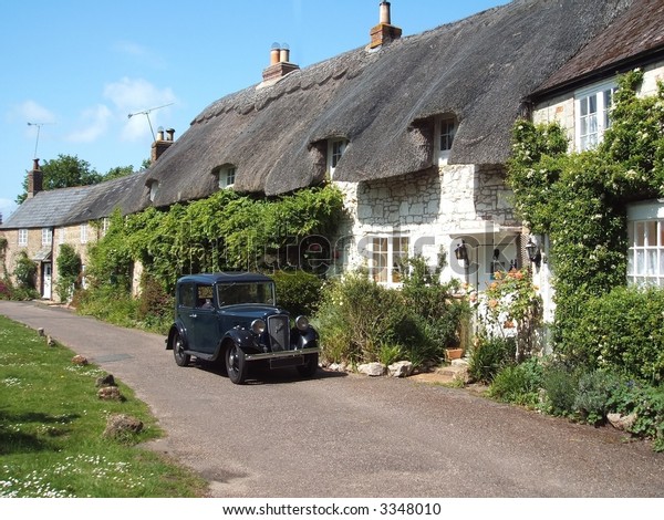 Thatched\
Cottages