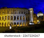 Theater Marcello is a Roman theater of a date before the Colosseum, whose construction began Julio César and houses concerts in summer. In the photo you also appreciate the remains of the temple 