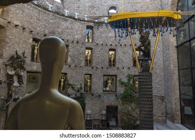 Dalí Theatre And Museum , 2018/12 Courtyard View Showing Figurines , The Space Formerly Occupied By The Audience Has Been Transformed Into A Courtyard Open To The Sky, With Dionysian Nude Figurines