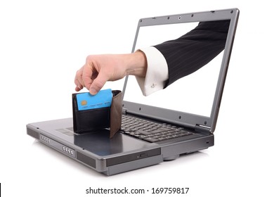 Diebstahl über das Internetkonzept mit einer Hand, die aus dem Bildschirm kommt, um eine Kreditkarte einzeln auf weißem Hintergrund zu stehlen