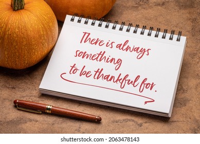 Es gibt immer etwas zu danken - Handschrift in einem Spiralskizzchbuch mit Kürbis, Thanksgiving-Urlaubssinspirierendes Konzept