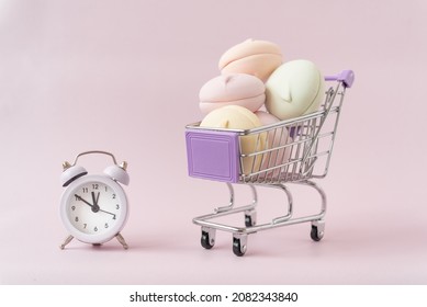 There Is Marshmallow In The Shopping Basket. There Is A Clock Nearby. The Concept Of Determining The Shelf Life Of Food Products. Expiration Date