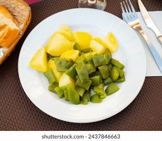 Hay ragú de verduras guisadas - papas y judías verdes en el plato. Almuerzo de dieta baja en calorías, ideas para servir y decorar alimentos.
