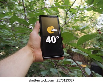 Thermometer marking 40 degrees celsius High Temperature show on Mobile Screen in hot summer. Climate change leads to more extreme weather event in Europe. Red heat warnings in Hungary. Green concept.