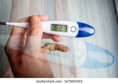 Termómetro que lee una temperatura de fiebre durante el brote del Coronavirus 2020