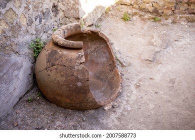 Thermopolium Or Taberna (cook-shop) In Ercolano - Herculaneum, Ancient Roman Town Destroyed By The Eruption Of The Mount Vesuvius Or Vesuvio Volcano. Ancient Pottery, Ceramics Of Fast Food Shop. 