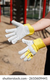 These durable work gloves feature bright yellow cuffs, perfect for outdoor tasks. They provide excellent grip and reliable hand protection for safety and comfort
