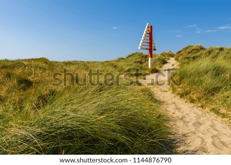 These Signs (German: Bake) on the Ellenbogen Beach mark the border between Germany and Denmark in the Wadden Sea. There are corresponding markings on the Danish mainland. 