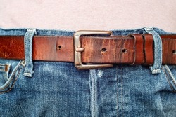 Dickbrauner Gürtel Auf Abgenutzte Blaue Jeans, Weicher Fokus, Nahaufnahme