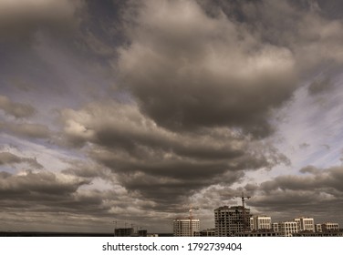 
Thick oncoming gray clouds before a thunderstorm