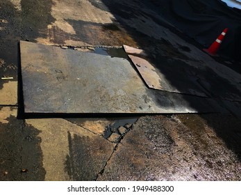 The Thick Steel Plate Is Stacked Over The Potholes In The Roadway, Solving The Wrong And Dangerous Problems Resulting In Accidents.