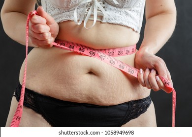 Thick Woman Check Her Stomach Fat With Tape