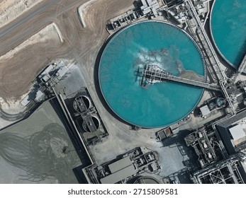 Thickener in a mineral processing plant for mineral processing using large quantities of water