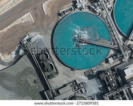 Thickener in a mineral processing plant for mineral processing using large quantities of water