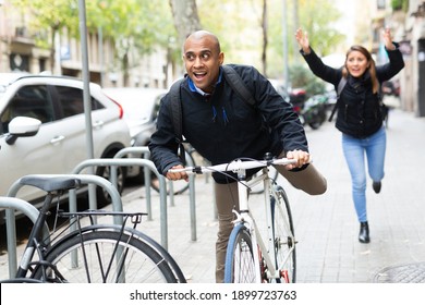 Thief Steals Bike From A Woman On The Street