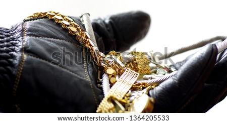 Thief with stolen gold jewellery