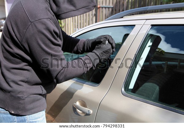A thief tries to steal a
car