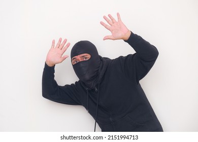 Thief wearing balaclava gets caught red handed, asking for forgiveness