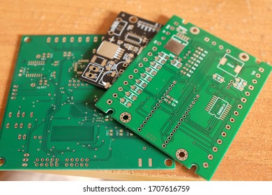 thin board where the electronic components, which are installed and assembled, where the sides are made of copper layers to solder the legs of the components.