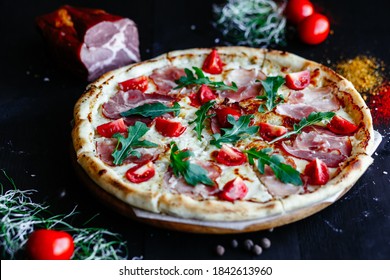 Pizza fine au jambon et tomates