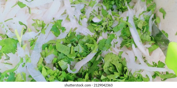 Thinly Sliced ​​radish And Chopped Coriander