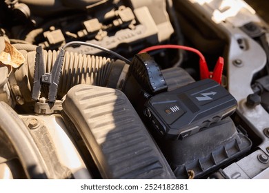 This article offers a practical view on using a portable jump starter in a car engine for emergency efficiency