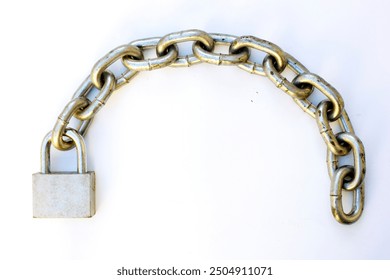 This chain lock is designed with anti-shearing properties to prevent cutting. It includes a padlock and is suitable for securing doors, tricycles, motorcycles, and cars.