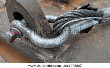 This is a D shackle has been tightened with Lifting rop 