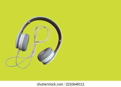 This Device Is A Combination Of Two Devices, Namely Headphones And Earphones, Audio Output Devices And Microphone Audio Input Devices. Usually, The Headset Is Connected To The Sound Card

