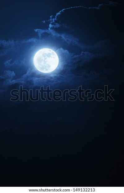明るく輝く雲と大きく 満月の青い月を持つ夜のシーンのドラマチックな写真イラストは 多くの用途に適した素晴らしい背景になります の写真素材 今すぐ編集