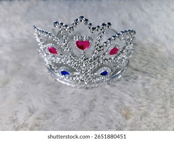 This elegant crown accessory features heart-shaped jewels, symbolizing beauty and royalty
