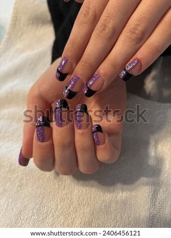 In this fascinating image, nails are the undisputed protagonist, painted with skill and creativity. The shape of the nails is taken care of with precision, reflecting a professional and refined manicu
