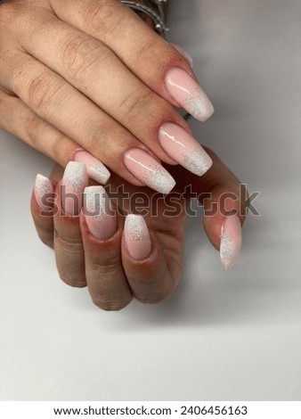 In this fascinating image, nails are the undisputed protagonist, painted with skill and creativity. The shape of the nails is taken care of with precision, reflecting a professional and refined manicu